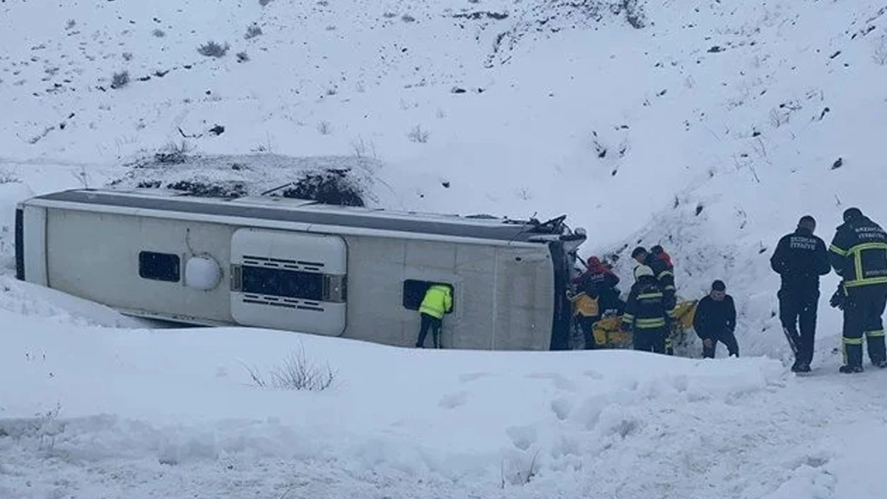 Erzincan'da yolcu otobüsü şarampole devrildi