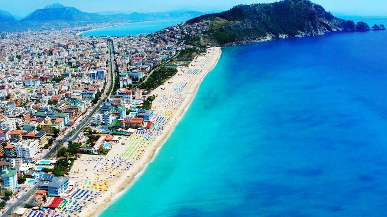 Alanya'da 20 dereceyi gören sıcak hava, turistleri Kleopatra Plajı'na çekiyor