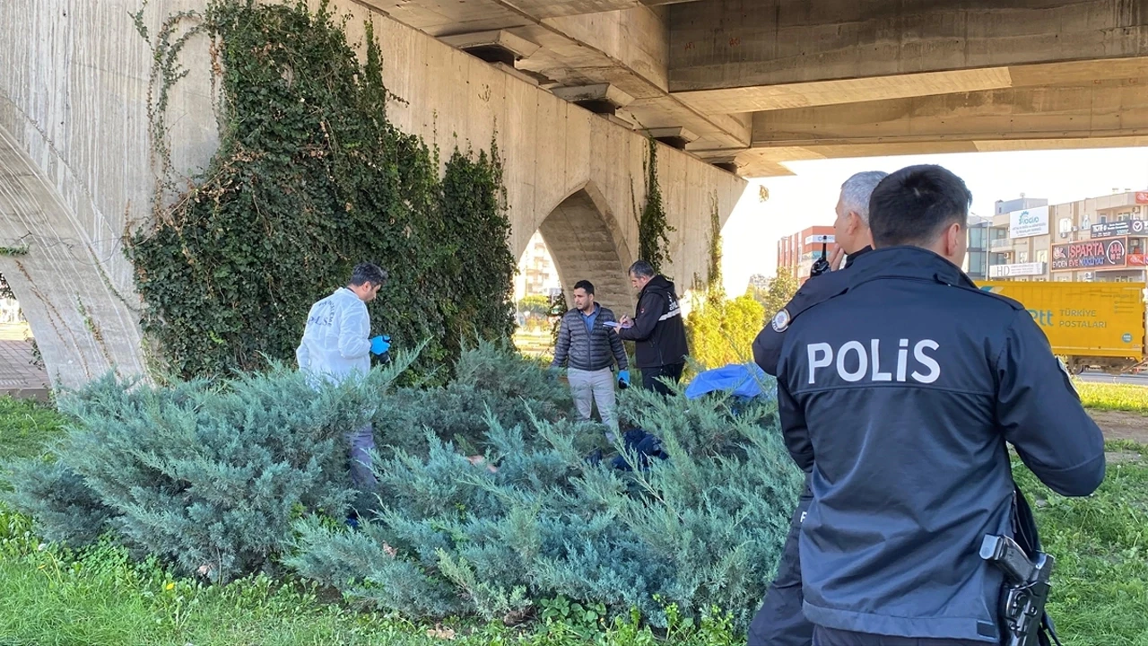 Antalya’da battaniyeye sarılı ceset bulundu