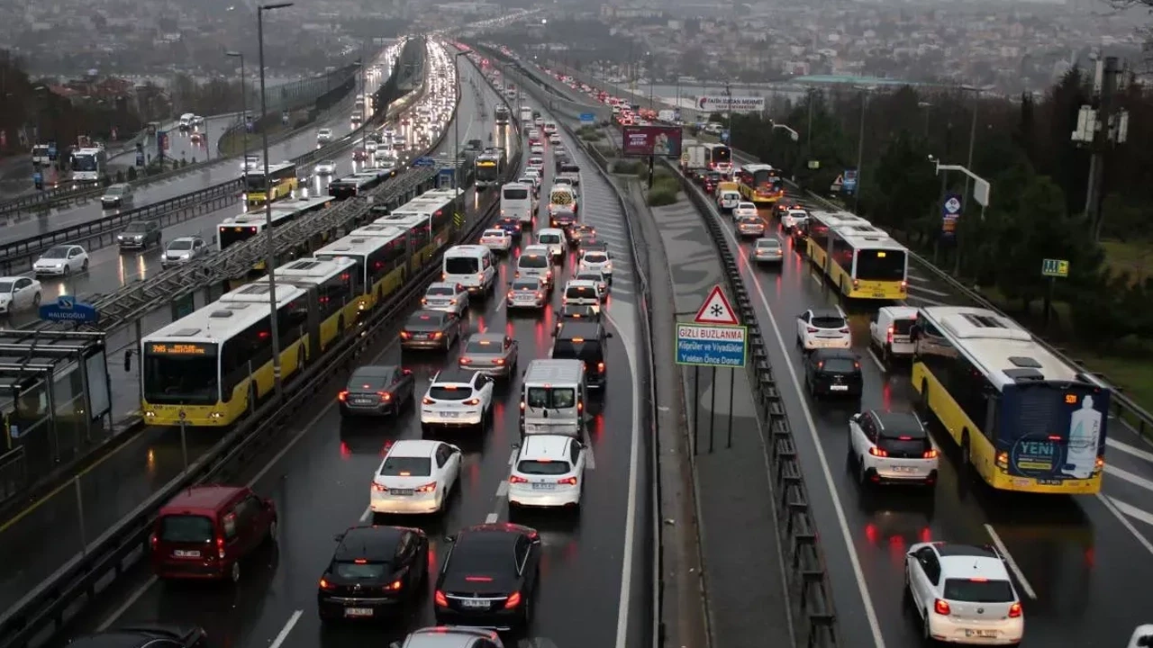 Haftanın son gününde yola çıkanlar dikkat! Kara yollarındaki son durum belli oldu