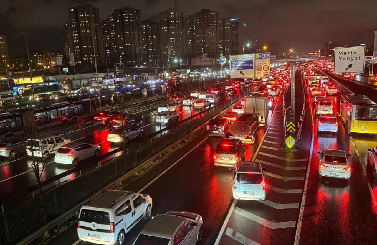 İstanbul trafik alarmı: Mesai sonrası yoğunluk yüzde 90’a ulaştı!