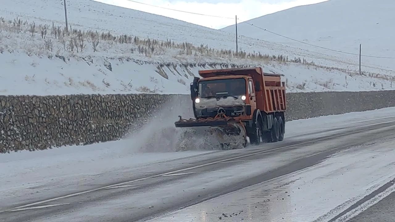 Yoğun kar fırtınası 21 yolu ulaşıma kapattı