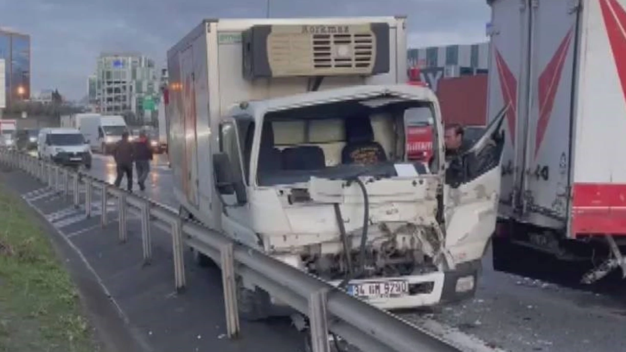 İstanbul Bağcılar'da zincirleme kaza: Trafik kilitlendi!