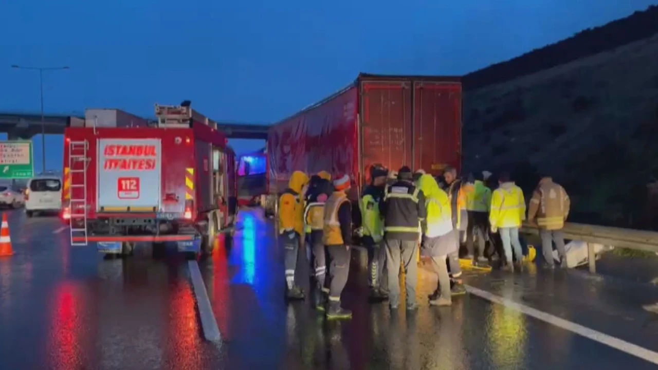 Kuzey Marmara Otoyolu'nda feci kaza: Otomobil tırın altına girdi