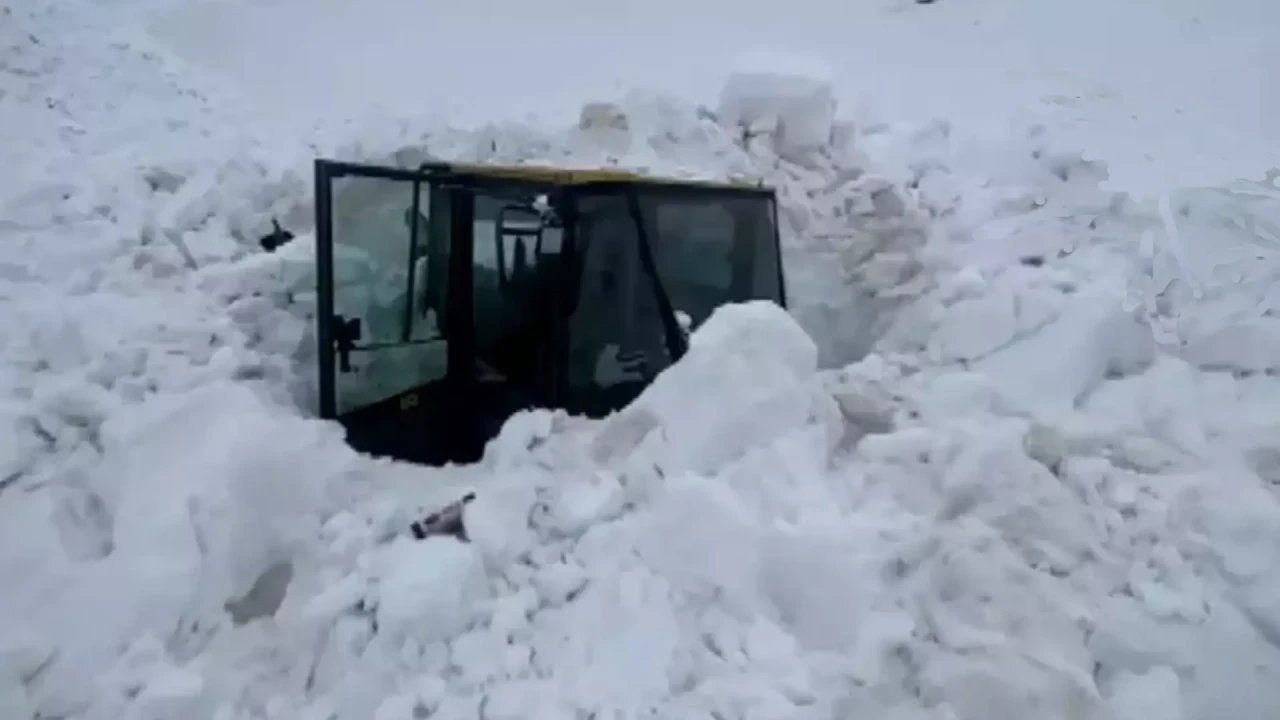 Şırnak'ta iş makinesine çığ düştü: Operatör son anda kurtarıldı