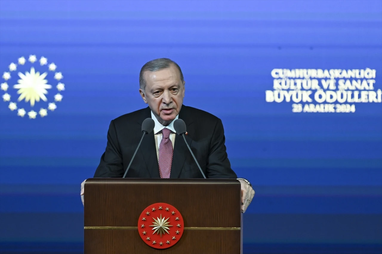 Cumhurbaşkanı Erdoğan: Her sanatçı başımızın tacıdır