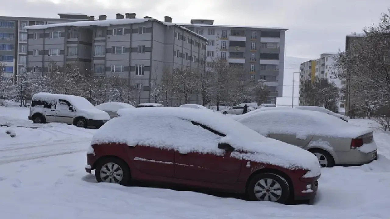 Bitlis'te yoğun kar yağışı: 77 köy yolu ulaşıma kapandı