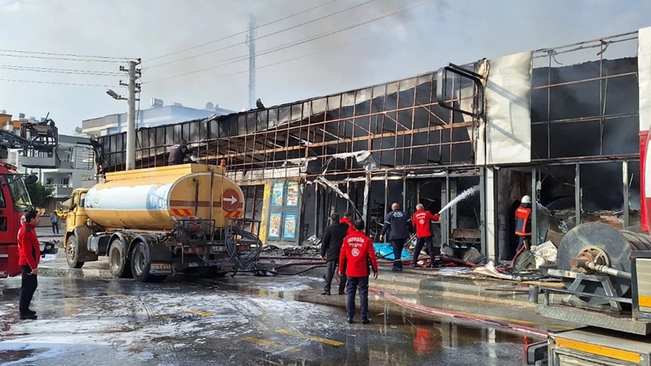 Mersin'de yangın! 2 zincir market hasar gördü