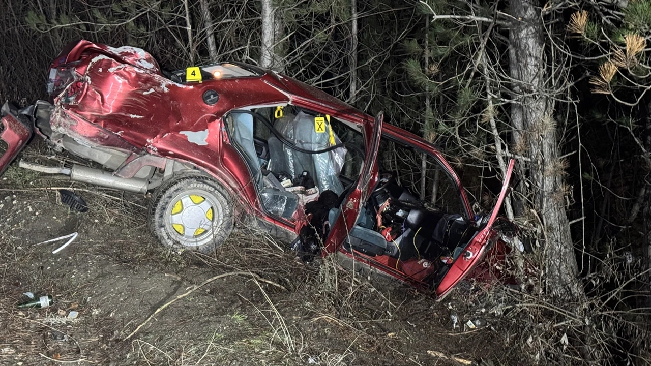 Kastamonu'da çam ağaçlarına çarpan otomobilde 1 kişi hayatını kaybetti