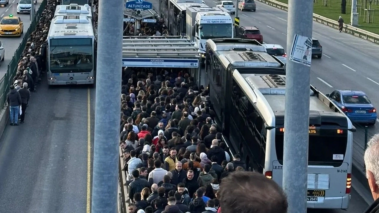 İstanbul'da metrobüs krizi: Yolcular arıza nedeniyle tahliye edildi