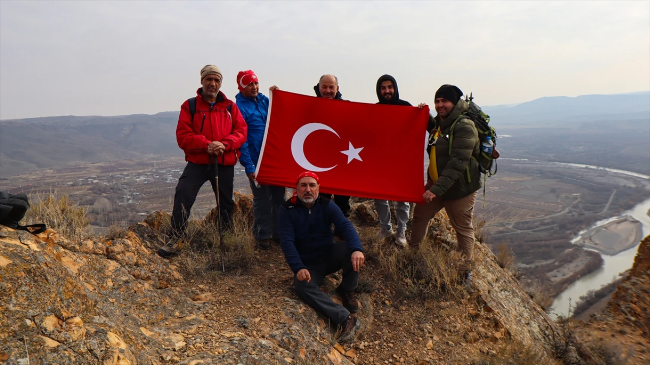 Dünya Dağ Günü kutlaması: Iğdırlı dağcılar sınırda zirveye tırmandı