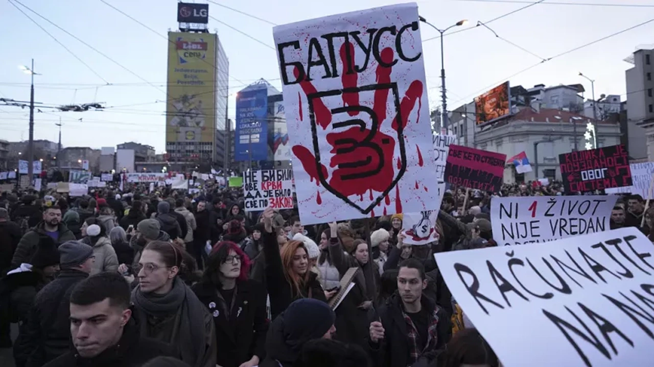 Belgrad’da tarihi protesto: 100 bin kişi hükümeti sarsacak gösteriye katıldı