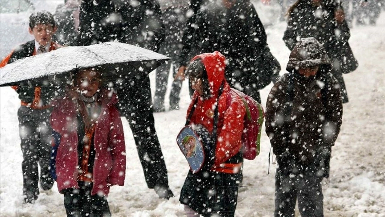 Artvin'de yoğun kar yağışı nedeniyle eğitime 1 gün ara verildi