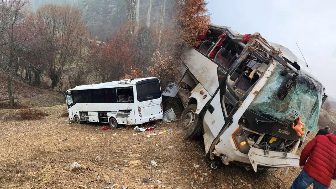 Kütahya'da feci kaza! İşçi servisi şarampole uçtu: 1 ölü, çok sayıda yaralı