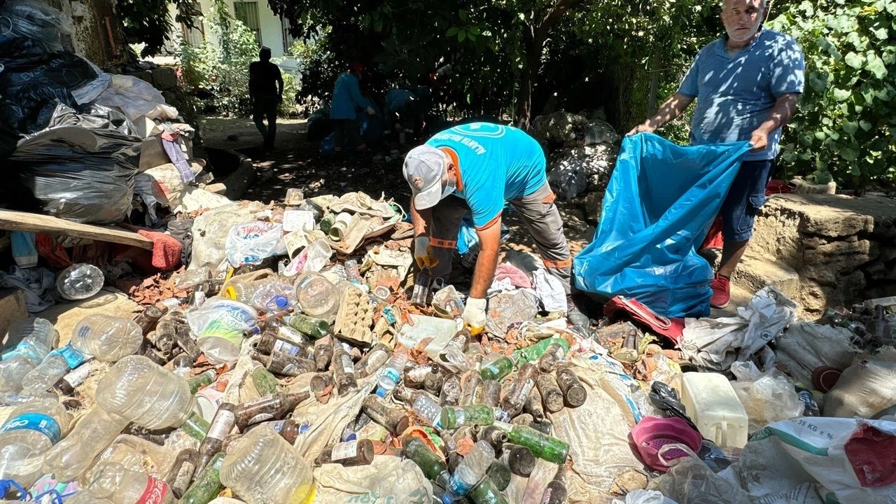 Antalya'da çöp ev vakası: Evden çıkanlar komşuları şoke etti