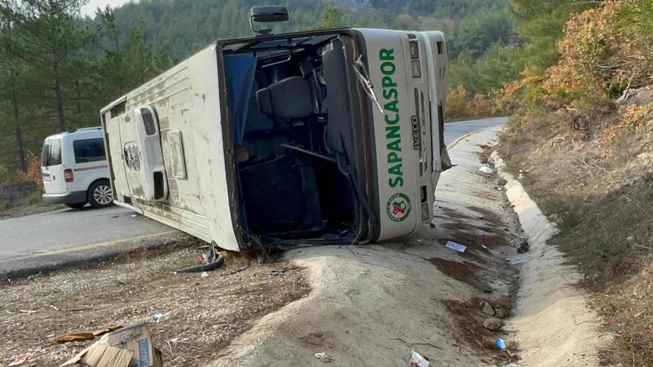 Sakarya'da ilkokul öğrencilerini taşıyan midibüs devrildi: 10 yaralı