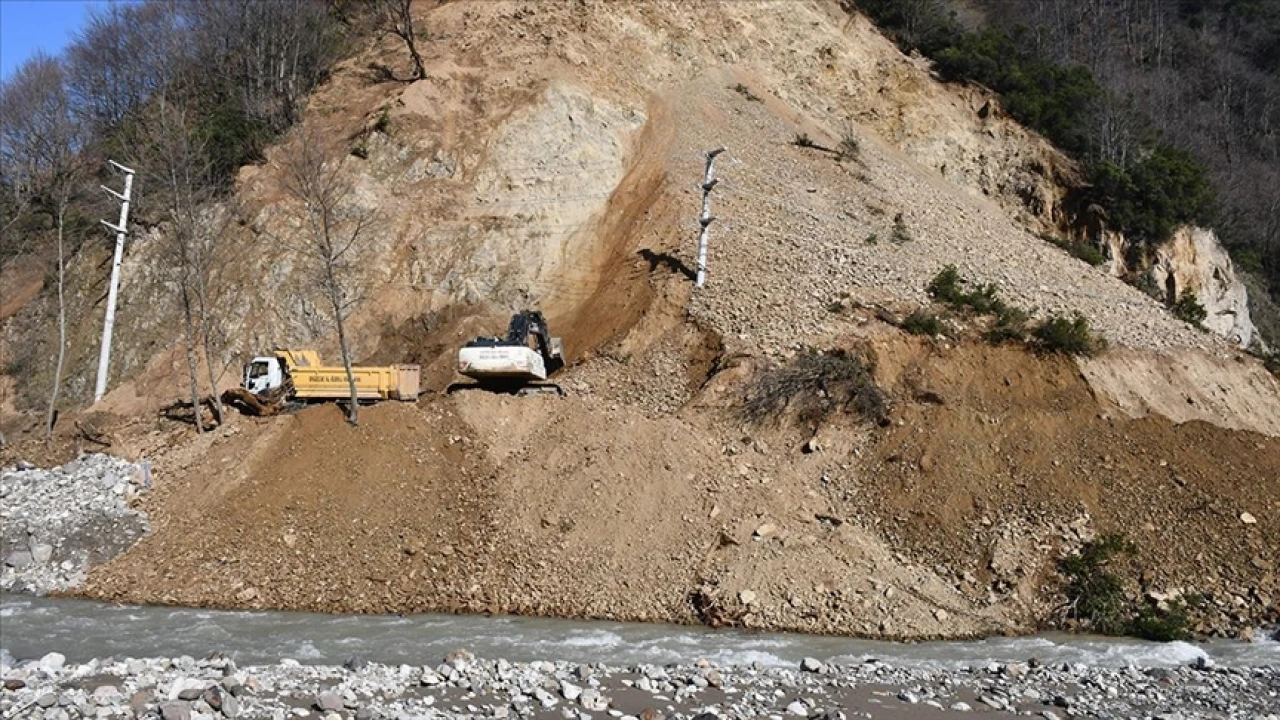 Düzce'de heyelan sebebiyle yollar kapandı