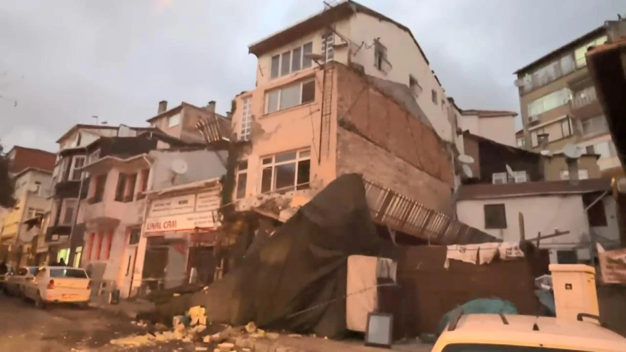 Sarıyer'de metruk binadaki balkon çöktü: 2 araç zarar gördü