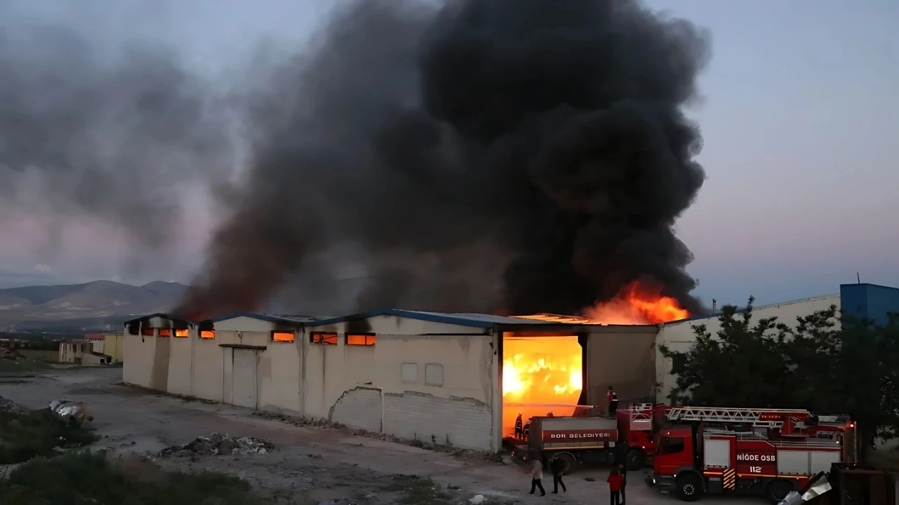 Niğde'de fabrika yangını! Bölgeden dumanlar yükseliyor