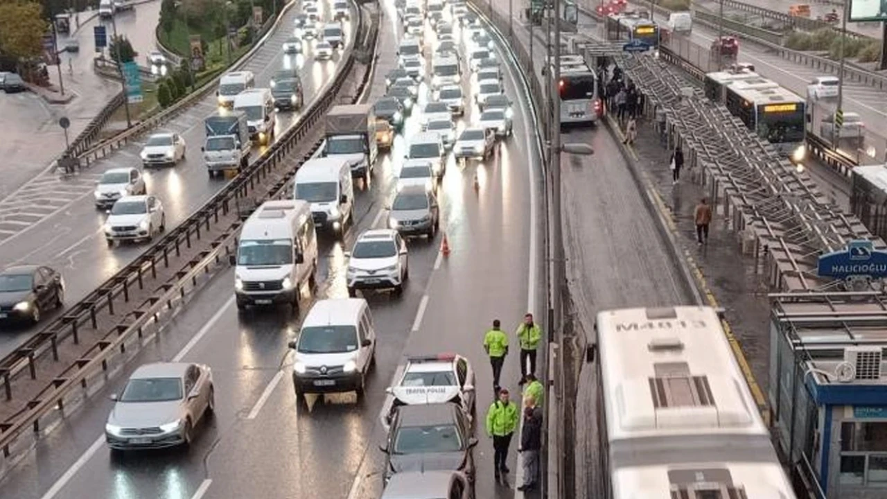 İstanbul'da yağış nedeniyle ulaşım durma noktasına geldi