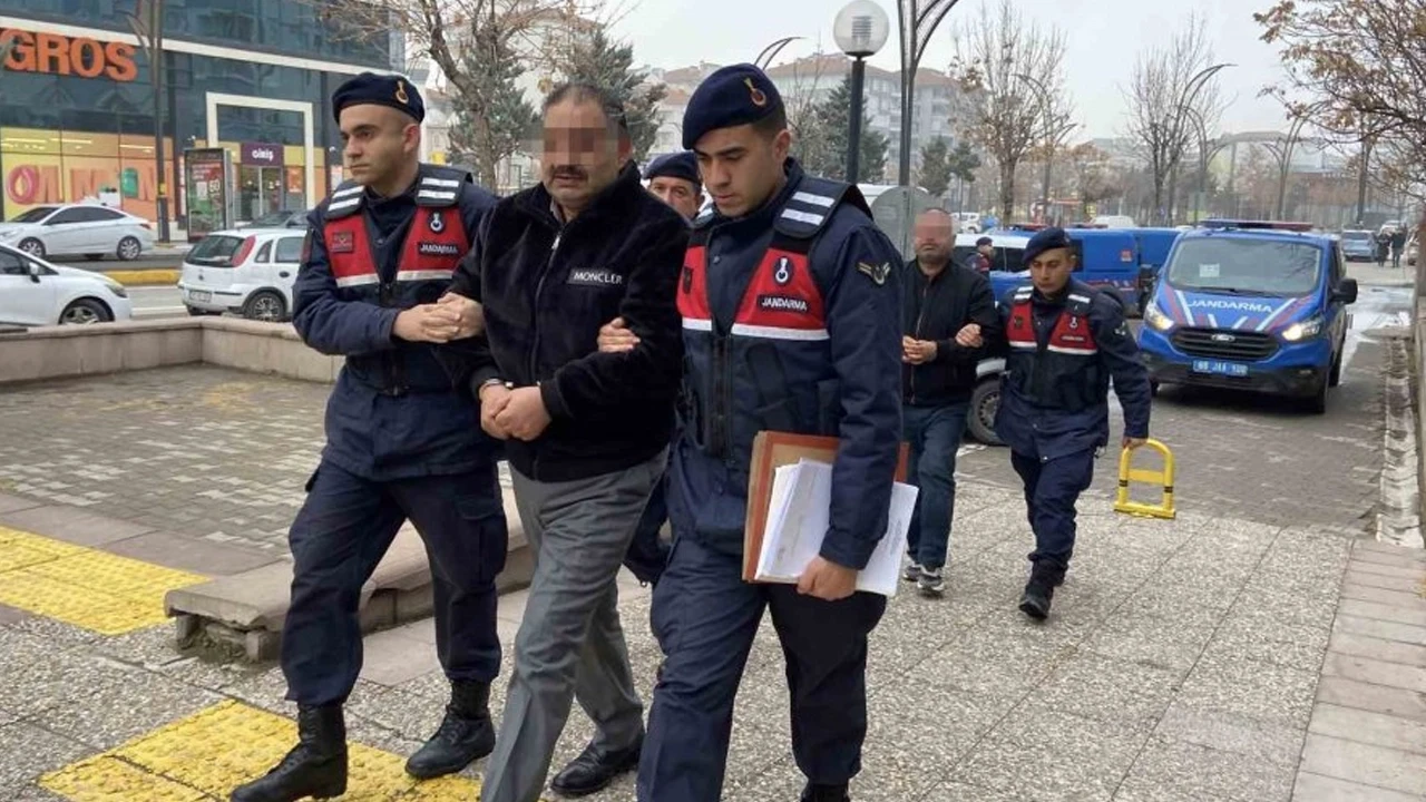 Aksaray’da silah ticareti yapan 3 şahıs suçüstü yakalandı