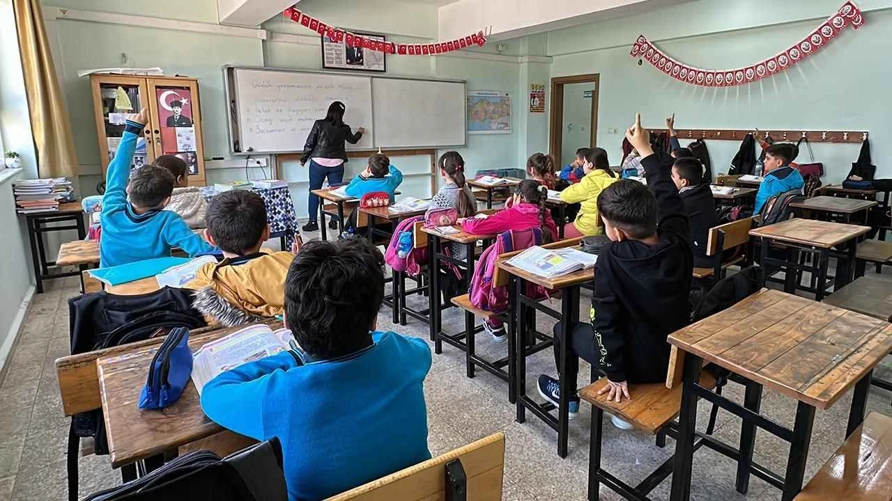 MEB'den kılık ve kıyafet yönetmeliğinde değişiklik! Serbest kıyafet uygulaması kaldırıldı mı?