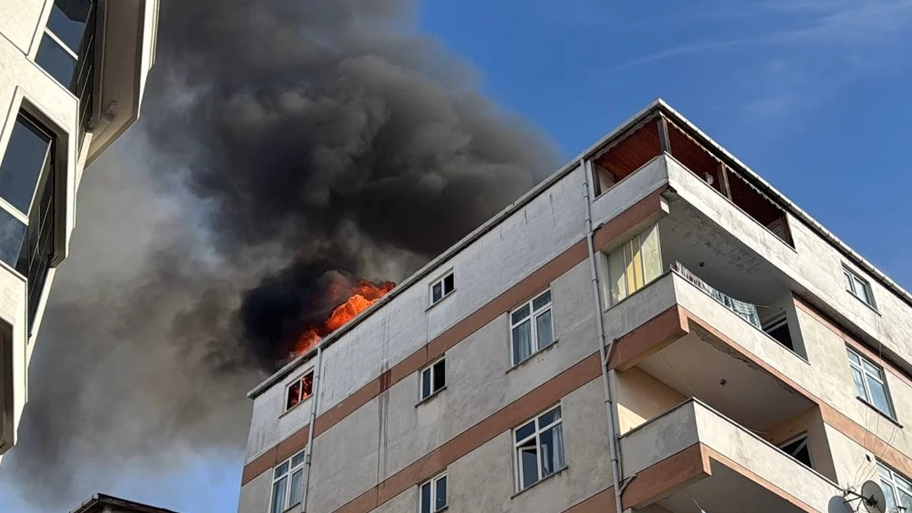 Maltepe'de feci yangın! Çatı katından alevler yükseldi