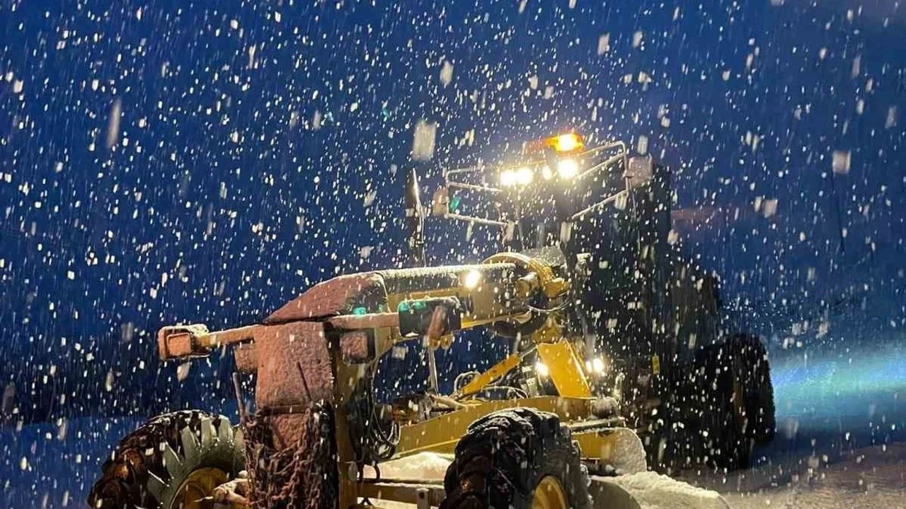 Tunceli’de kar yağışı 65 köy yolunu ulaşıma kapattı