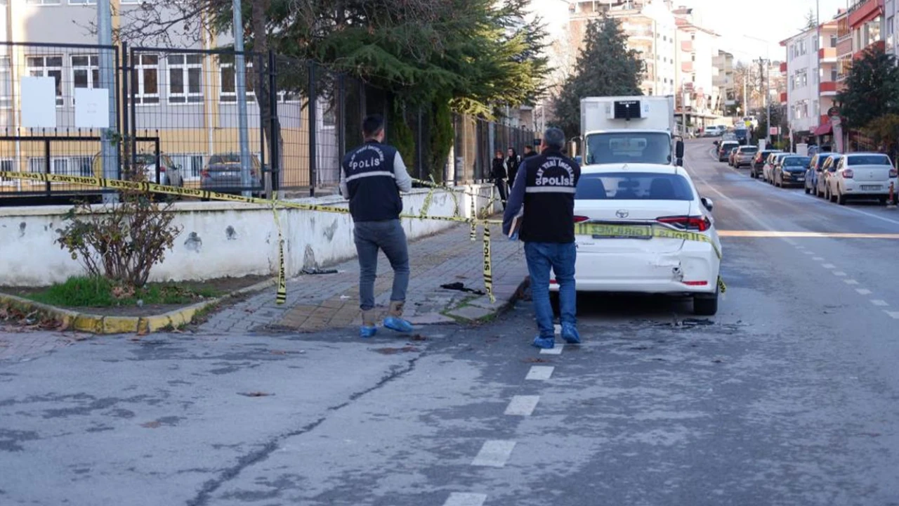 Okul önünde bıçaklı saldırı: 16 yaşındaki öğrenci hastaneye kaldırıldı