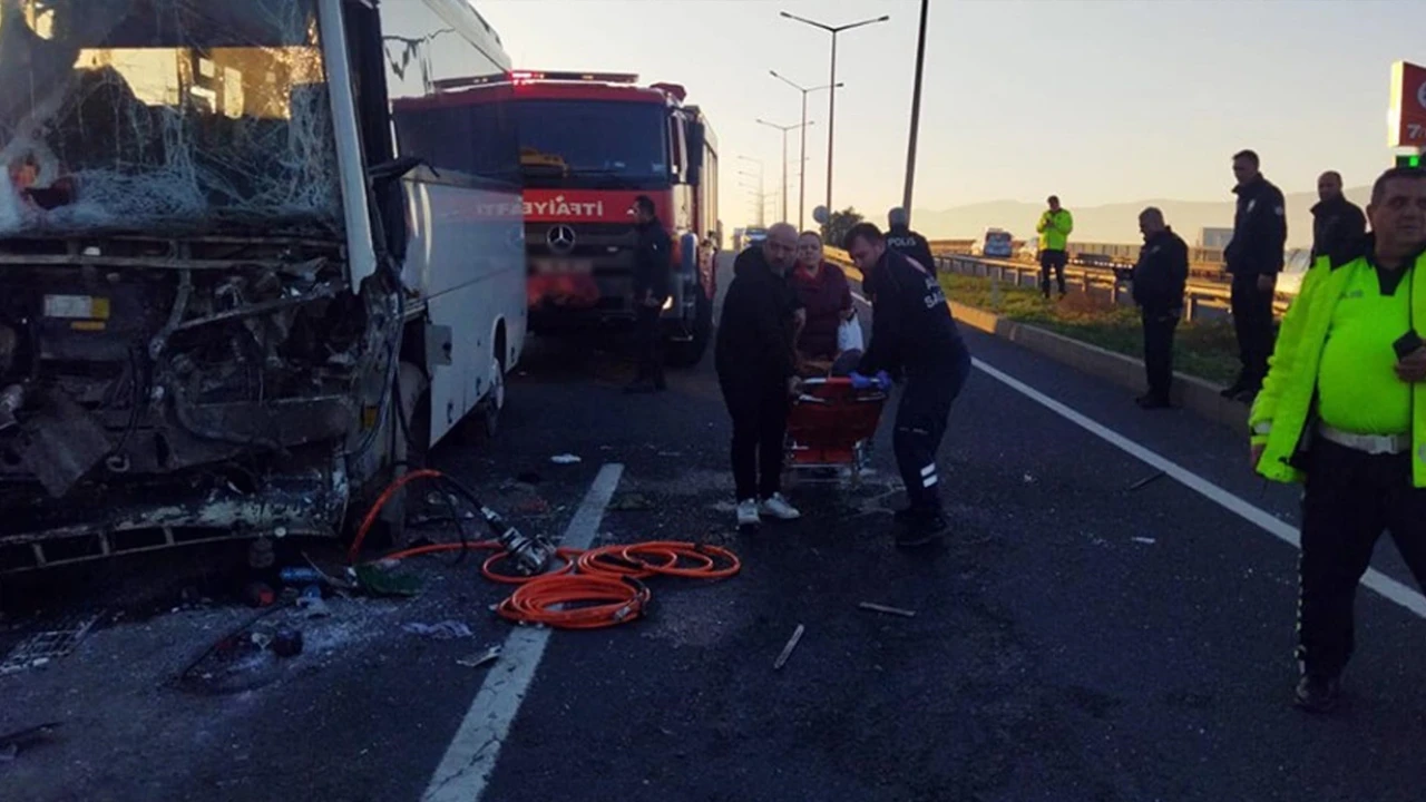 Manisa’da servis midibüsü tırla çarpıştı: 22 işçi yaralandı