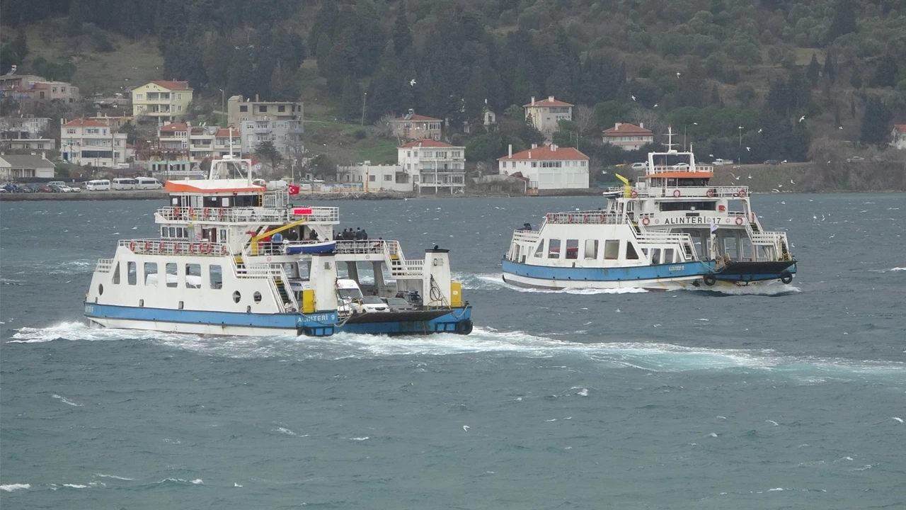 Çanakkale'deki olumsuz hava koşulları nedeniyle feribot seferleri iptal edildi