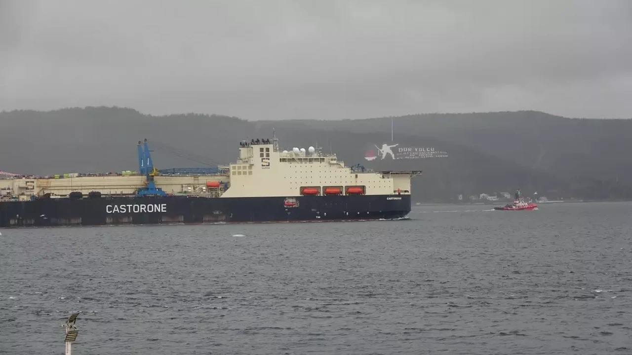 Karadeniz doğal gazı için Castorone, İstanbul Boğazı'ndan geçti