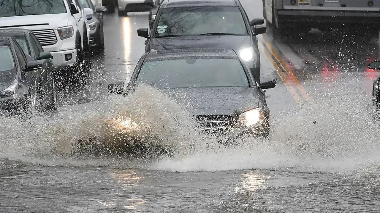 Antalya’da turuncu kodlu yağış alarmı: Taşımalı eğitime 1 gün ara verildi