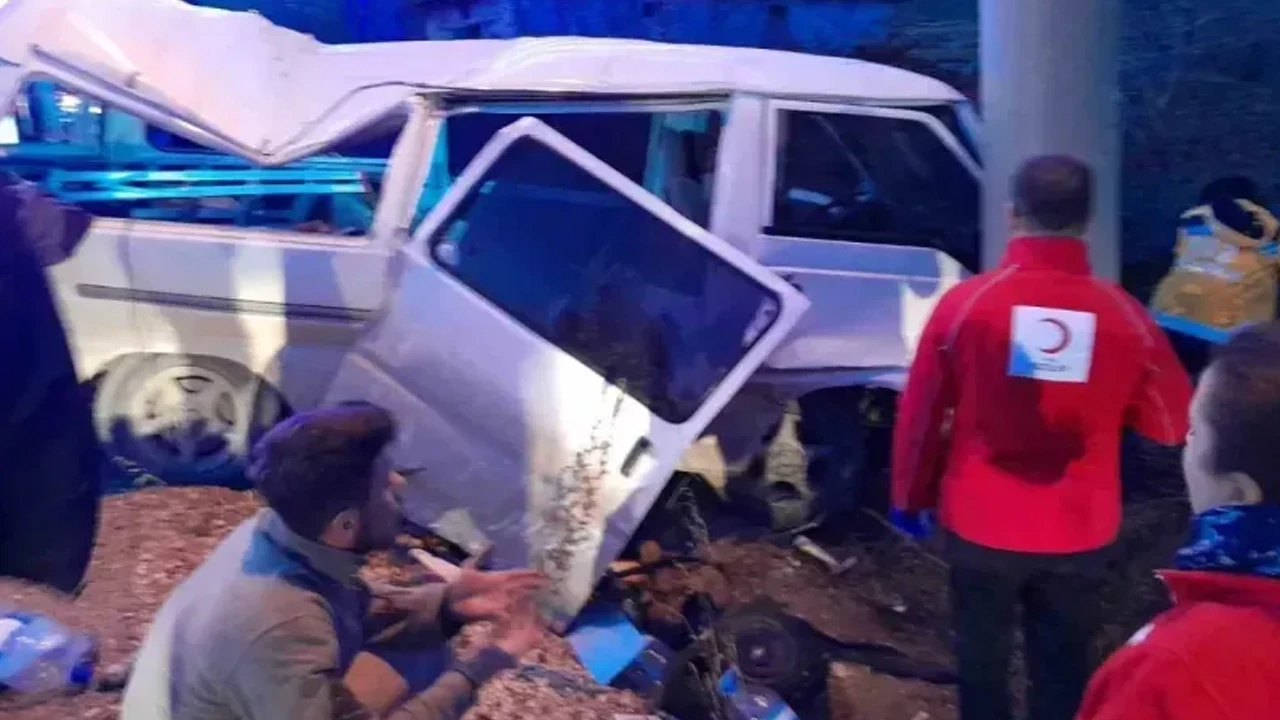 Burdur’da minivan şarampole devrildi: 1 ölü, 3 ağır yaralı