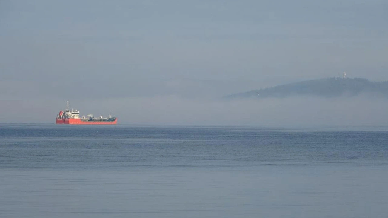 Çanakkale Boğazı sis nedeniyle kapanmıştı, geçişler yeniden başladı!