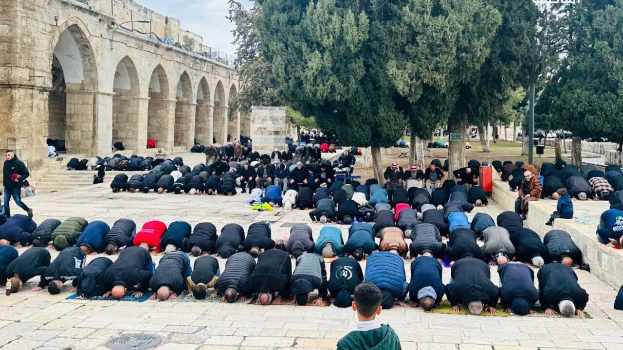 Ateşkes sonrası Mescid-i Aksa'da binlerce kişi bir araya geldi! 50 bin kişiyle tarihi Cuma namazı!