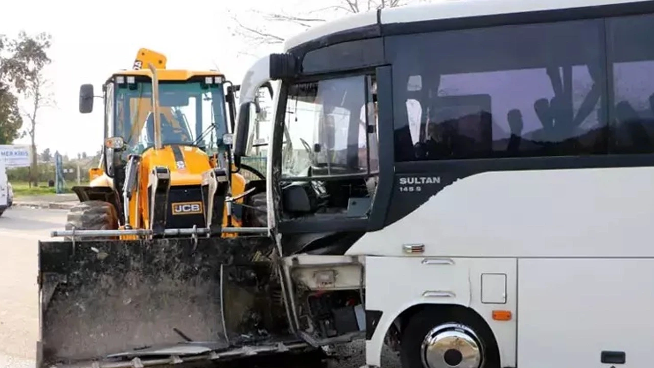 Antalya'da midibüs ile iş makinesi çarpıştı: 15'i çocuk, 23 kişi yaralandı!