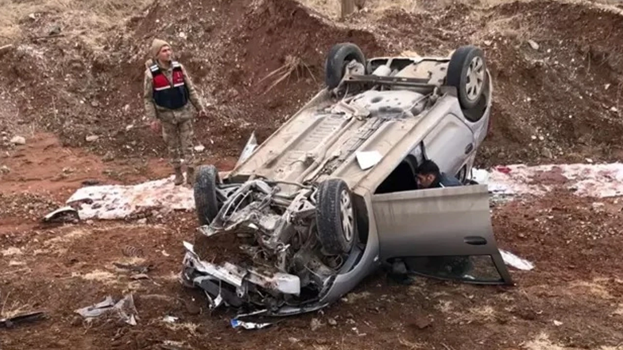 Erzurum'da otomobil devrildi: Karı-koca hastaneye kaldırıldı