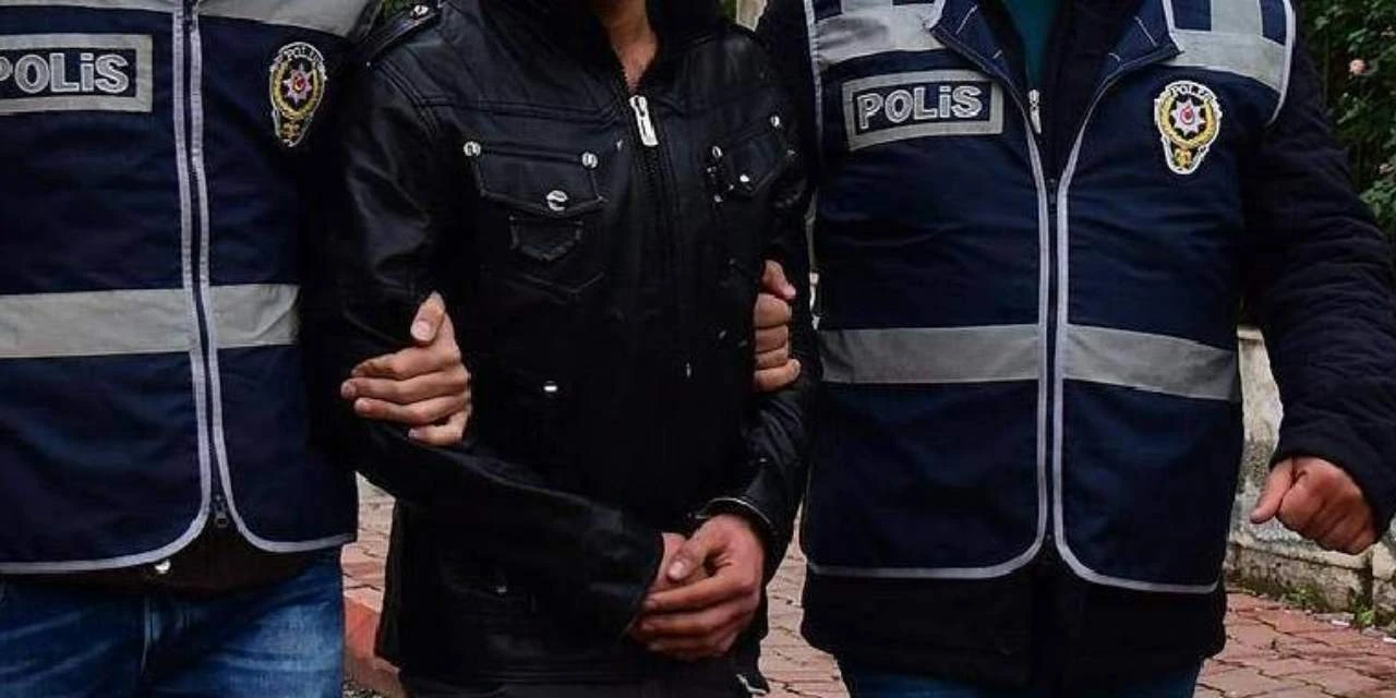 Uyurken yakalandı: Polislerin aradığı şüpheli, aracını cephaneliğe çevirdi!