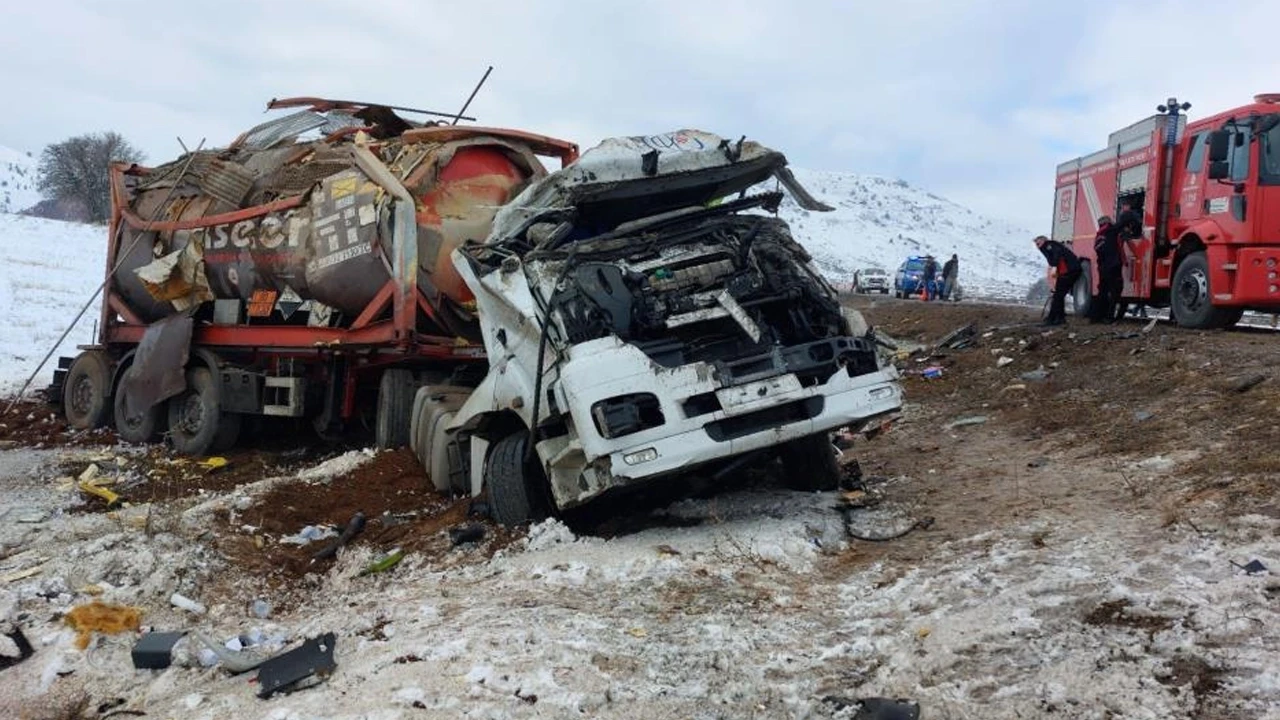 Kahramanmaraş'ta yakıt tankeri şarampole devrildi: Feci kazada sürücü hastaneye kaldırıldı!