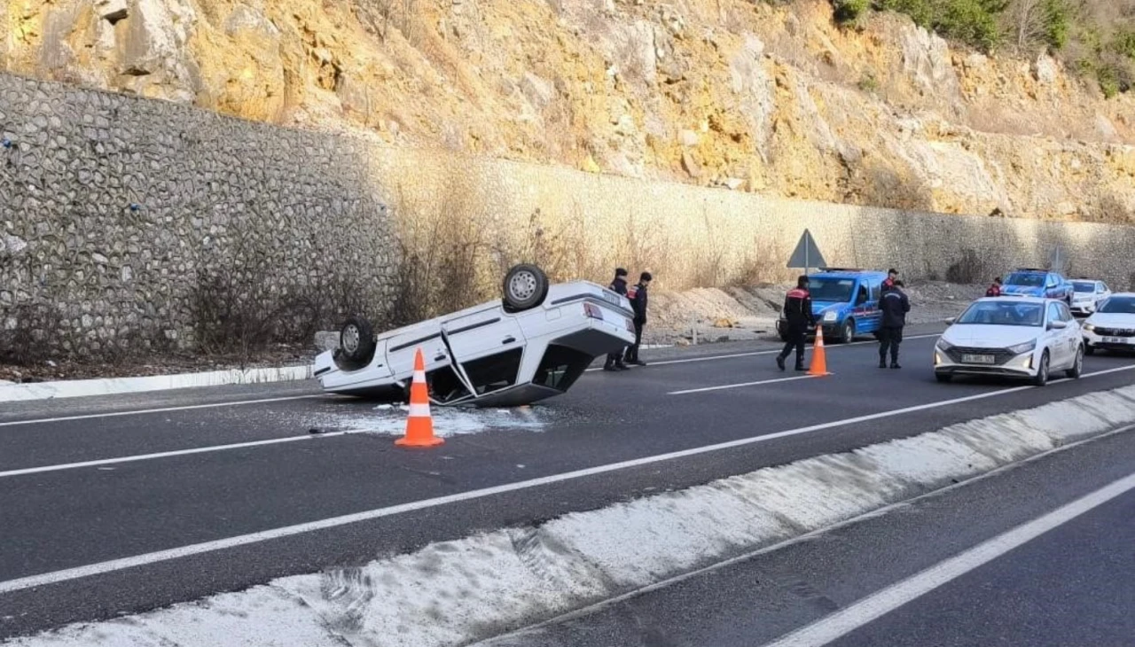 Zonguldak'ta kontrolden çıkan otomobil takla attı, 2 kişi yaralandı