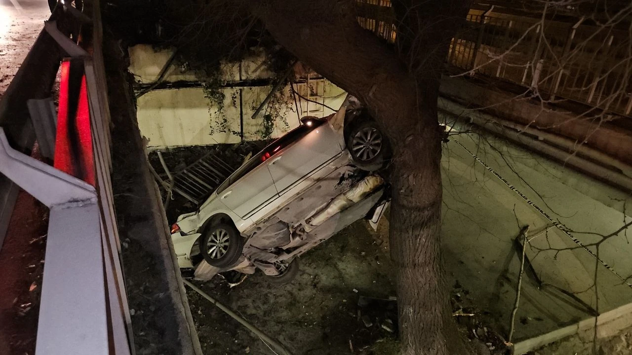 Ataköy’de ilginç kaza: Araç yol ayrımındaki boşluğa düştü! Ağaca asılı kaldı