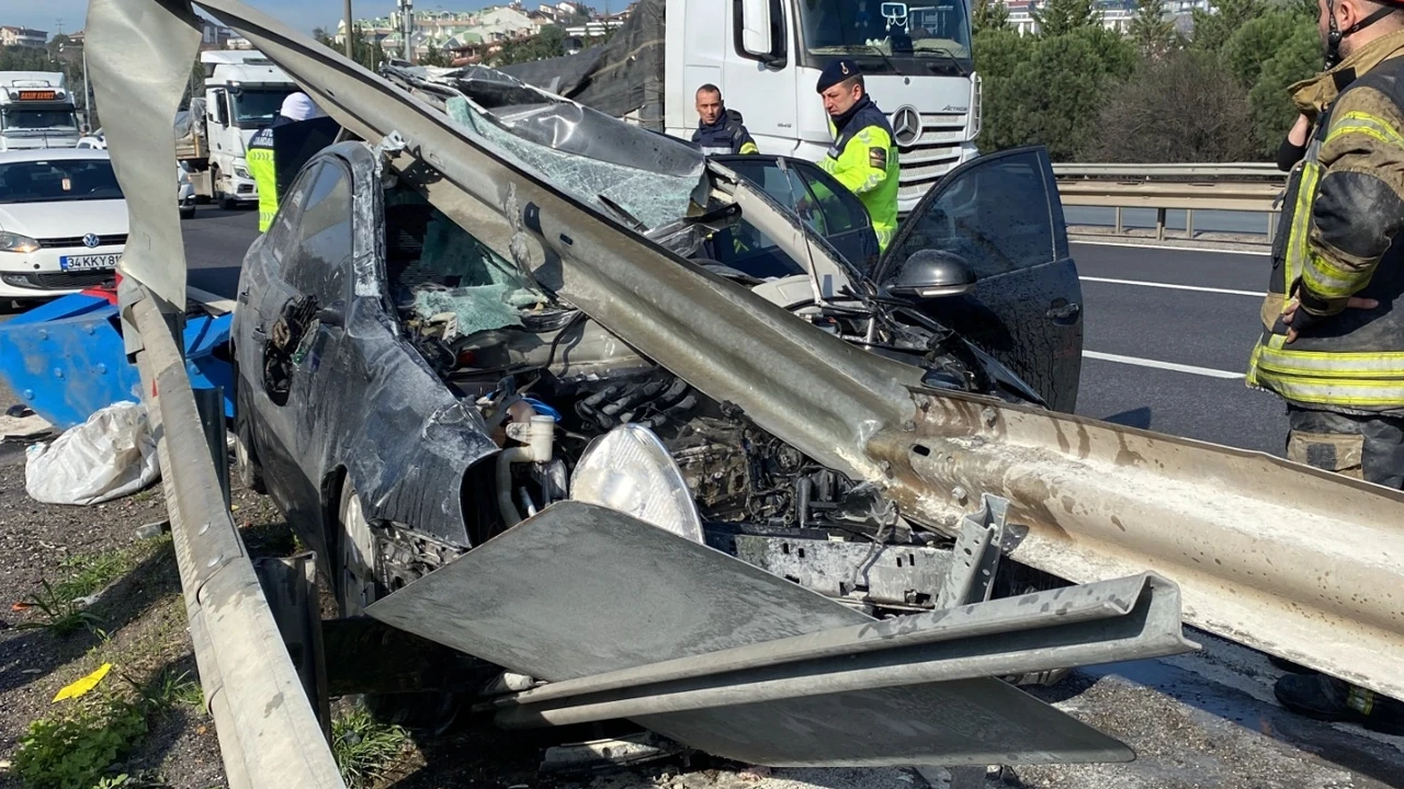 Otomobil bariyerler ok gibi saplandı: Çok sayıda yaralı var