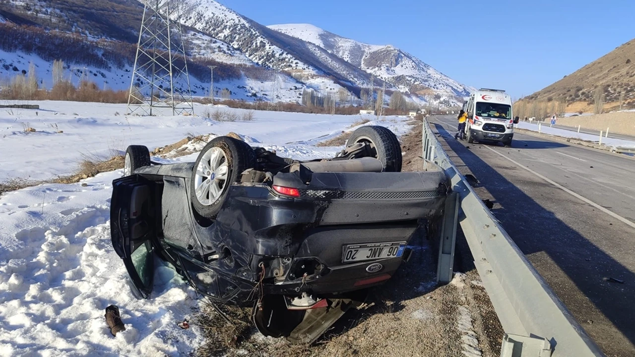 Bayburt'ta otomobil devrildi: 3 yaralı