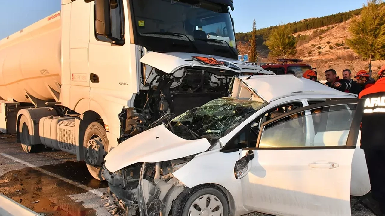 Adıyaman'da korkunç kaza: Yakıt tankeri araçla çarpıştı! 4 kişi öldü