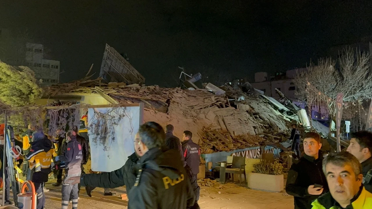 Konya'daki bina çökmesinden acı haber geldi: Bir kişinin cansız bedenine ulaşıldı!