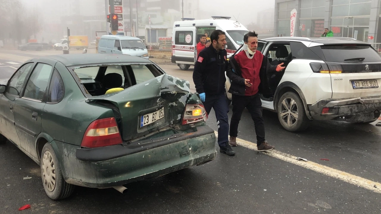 Elazığ'da zincirleme kaza! 6 araç çarpıştı: 3 yaralı