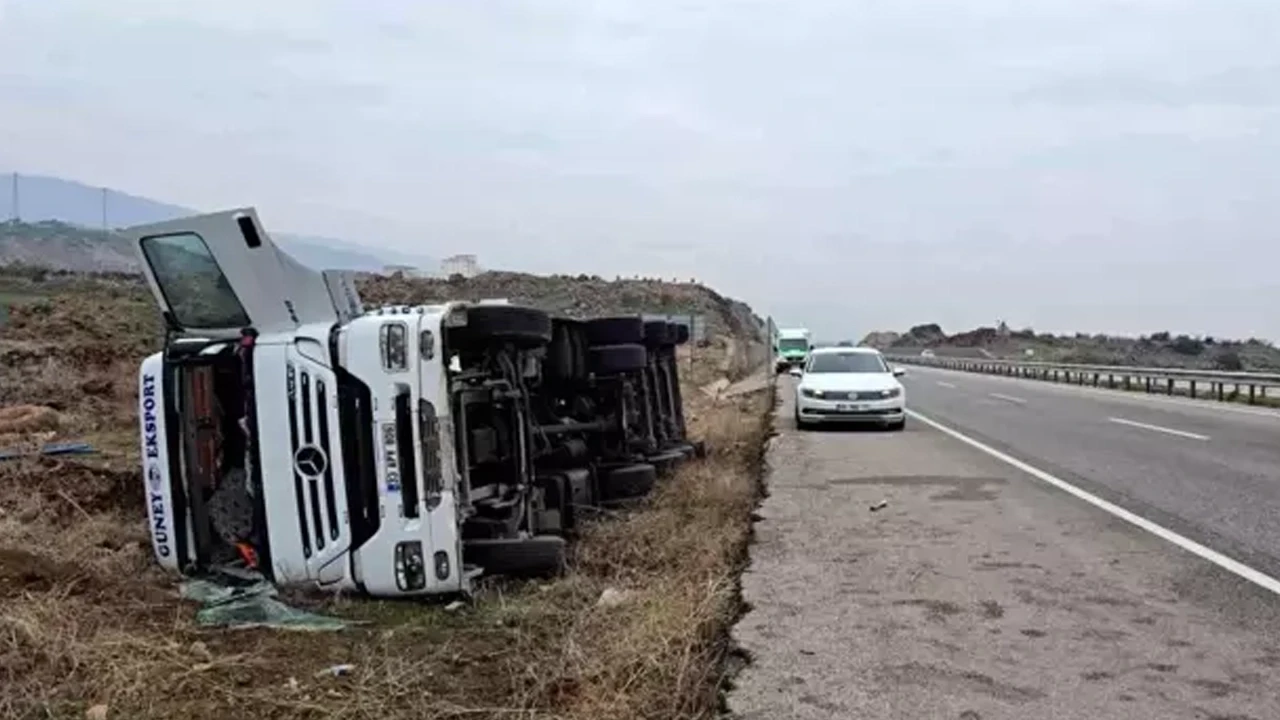 Gaziantep’te yağ dolu tanker devrildi: Sürücü yaralandı