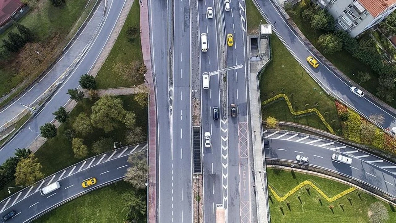 İstanbul, Ankara ve İzmir'de yola çıkanlar dikkat! Kara yollarında son durum açıklandı