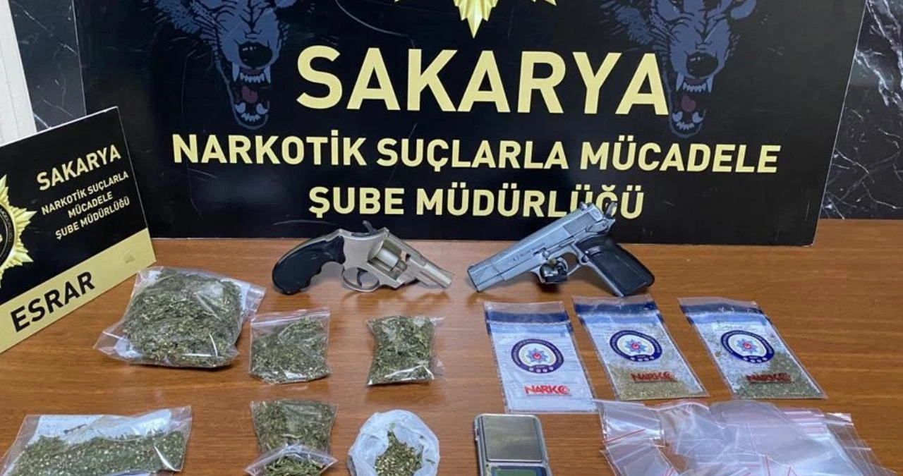 Sakarya'da narkotik operasyonu: Aracın yakıt deposundan litrelerce uyuşturucu bulundu